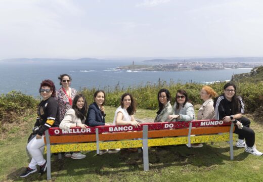 O Concello instala “o mellor banco do mundo” no Monte de San Pedro, coas cores do arco da vella e unha senda accesible